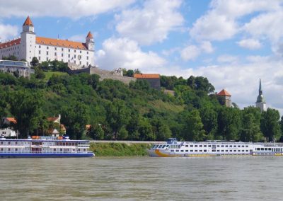 Widok na zamek w Bratysławie z Dunaju